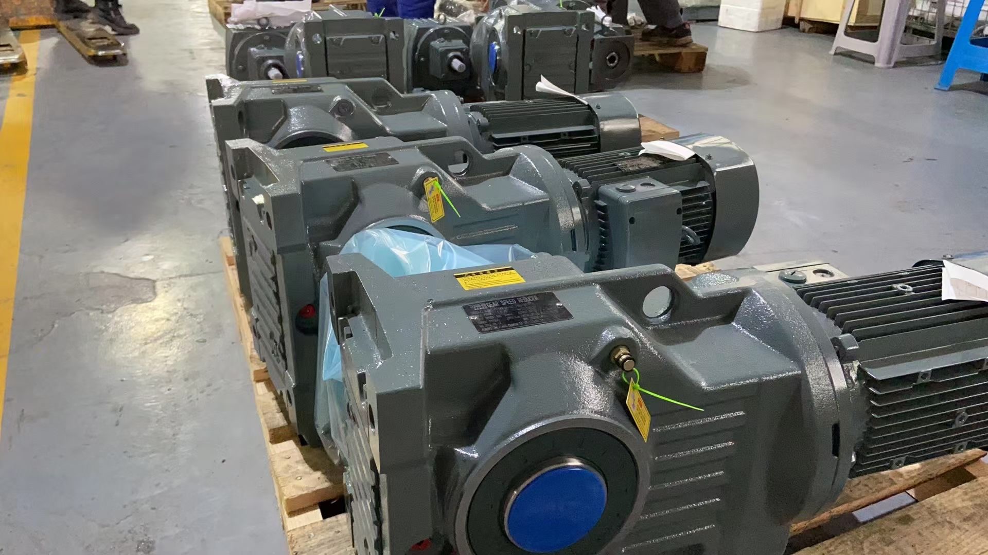 Bevel Reducer Manufacturer 2：2 Right Angle Helical Bevel Gearbox Power transmission industrial worm helical angle gearbox